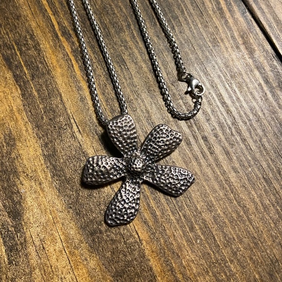 Retired Silpada flower necklace with 18” box chain. Looks brand new. - Picture 1 of 11